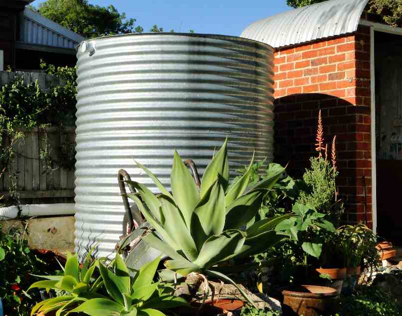1000 gallon round steel rainwater tank